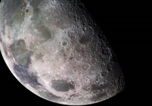کشف منابع جدیدی از آب در ماه توسط ماه‌نورد چینی